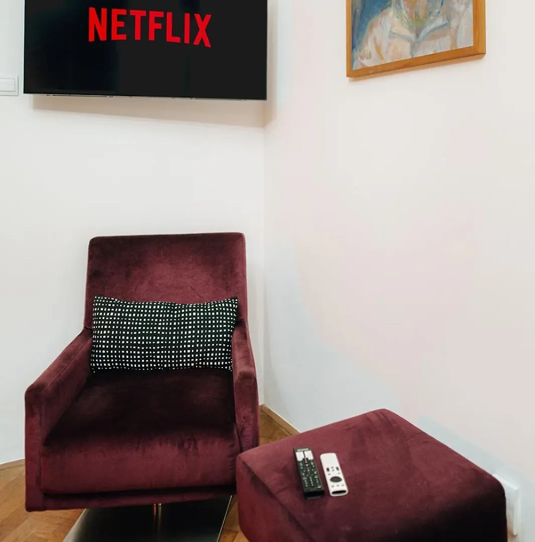 Cinematic Apartment With Pool Table & Cinema Room In The Heart Of Prague