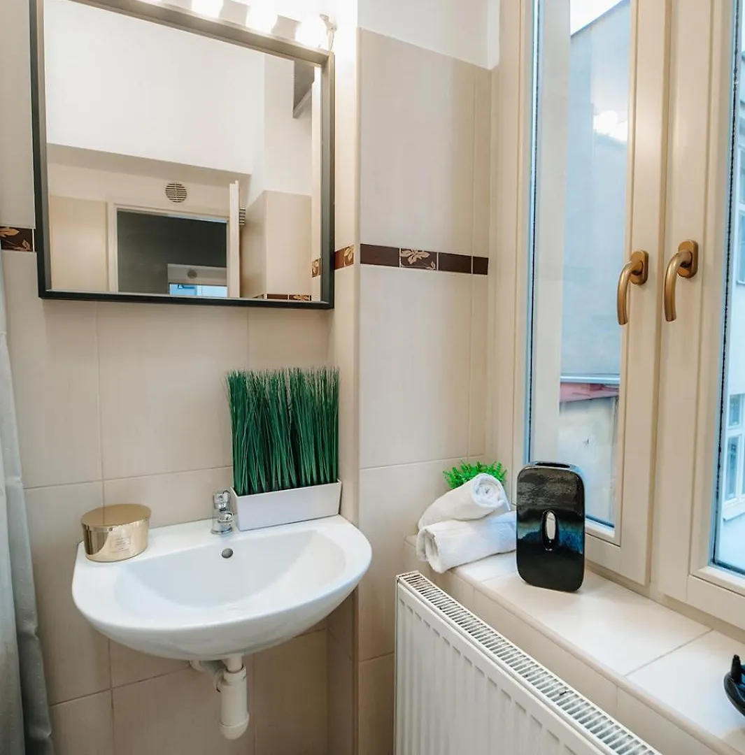 Cinematic Apartment With Pool Table & Cinema Room In The Heart Of Prague